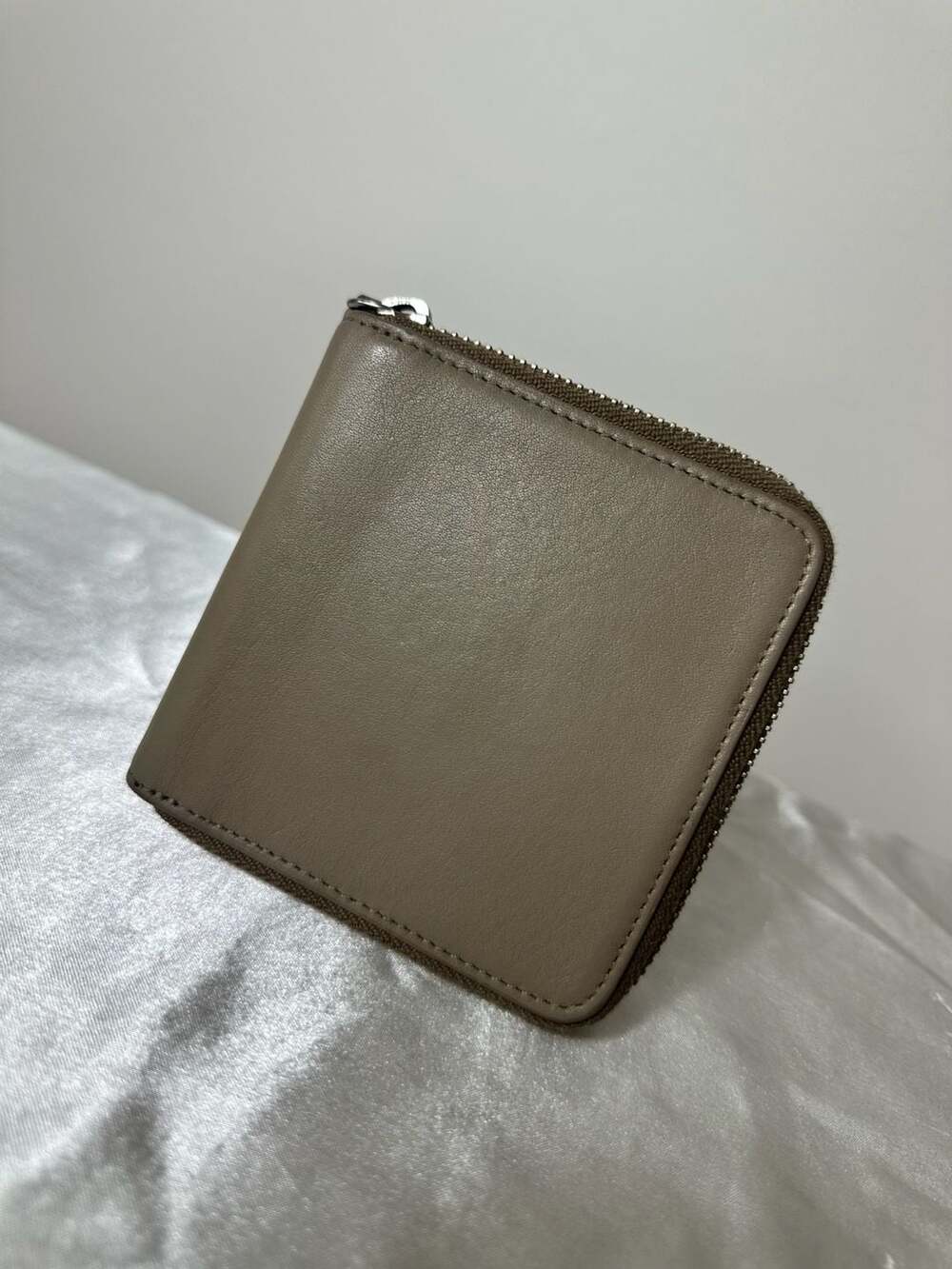 Leatherology Small Zip-Around Leather Wallet in Taupe
